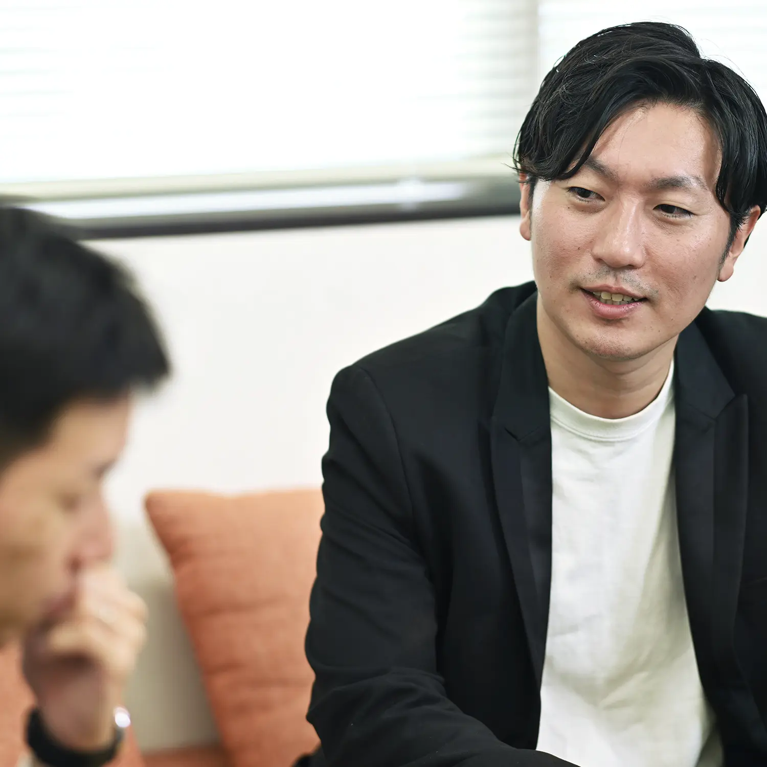 話し合う男性