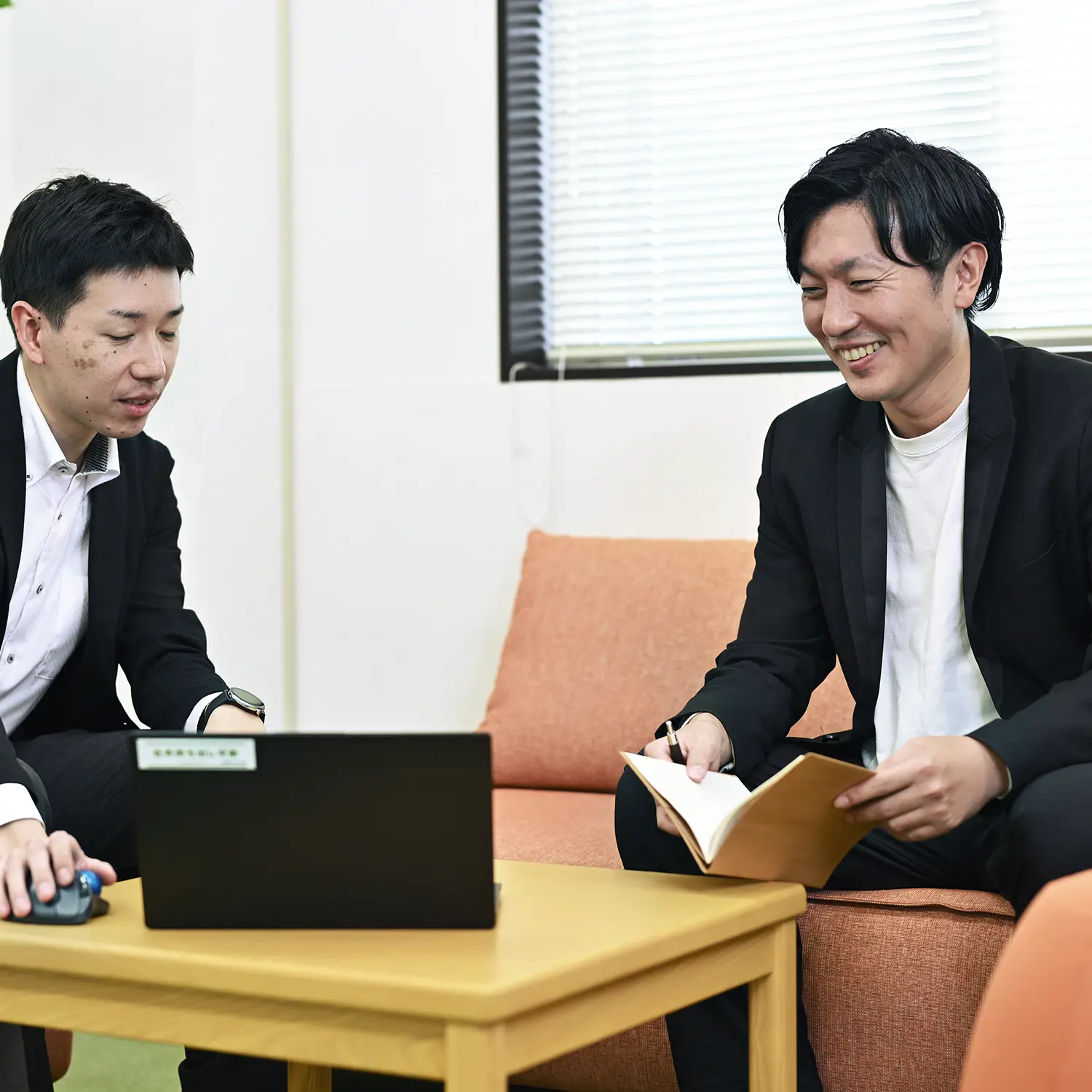 談笑する社員