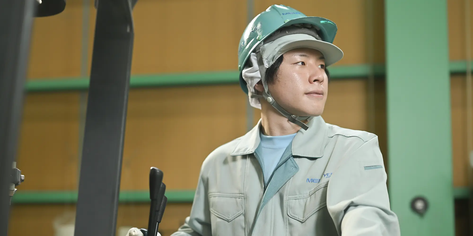 作業服で機械を操縦する男性