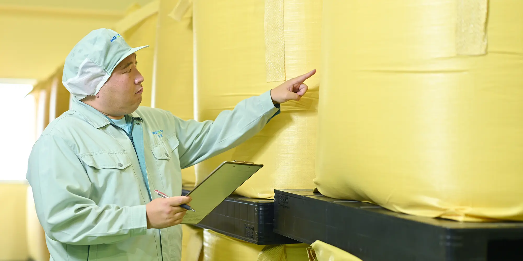 作業着で点検作業をする男性