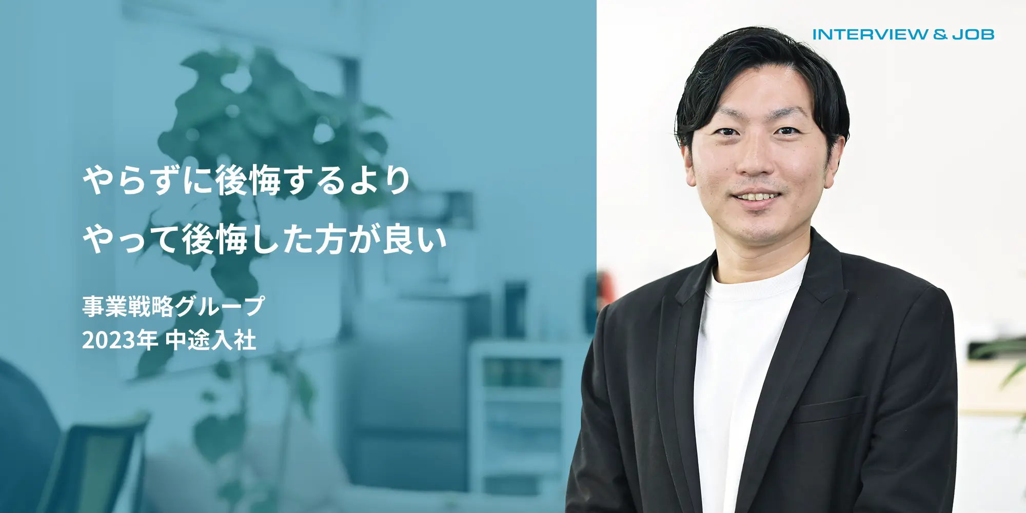 腕を前にあわせた男性